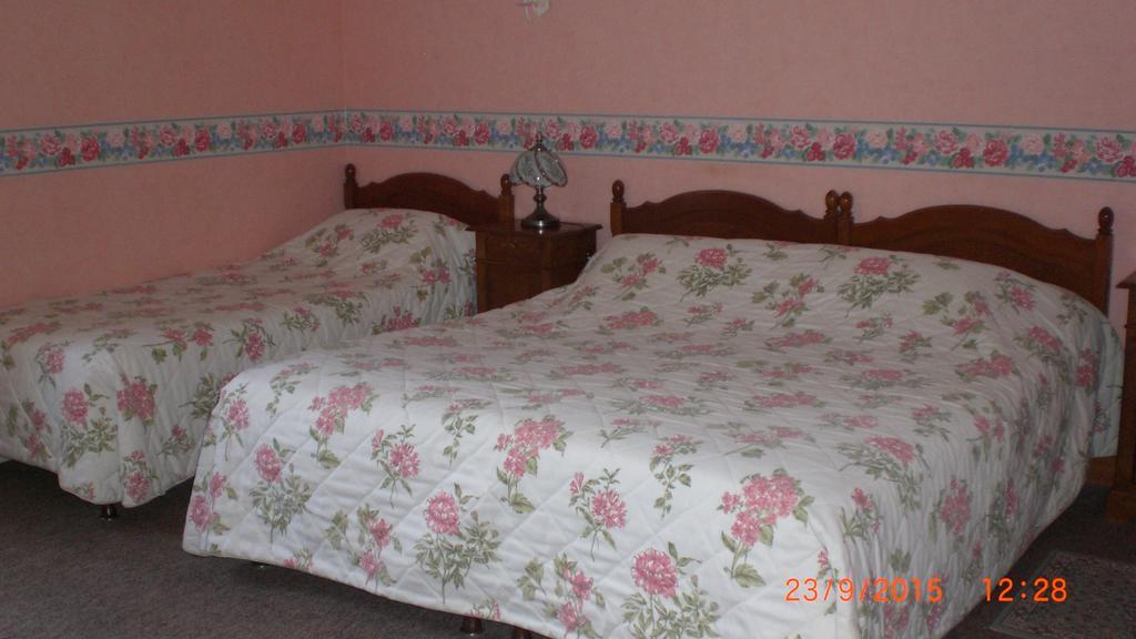 Auberge De L'Atre Quarré-les-Tombes Habitación foto